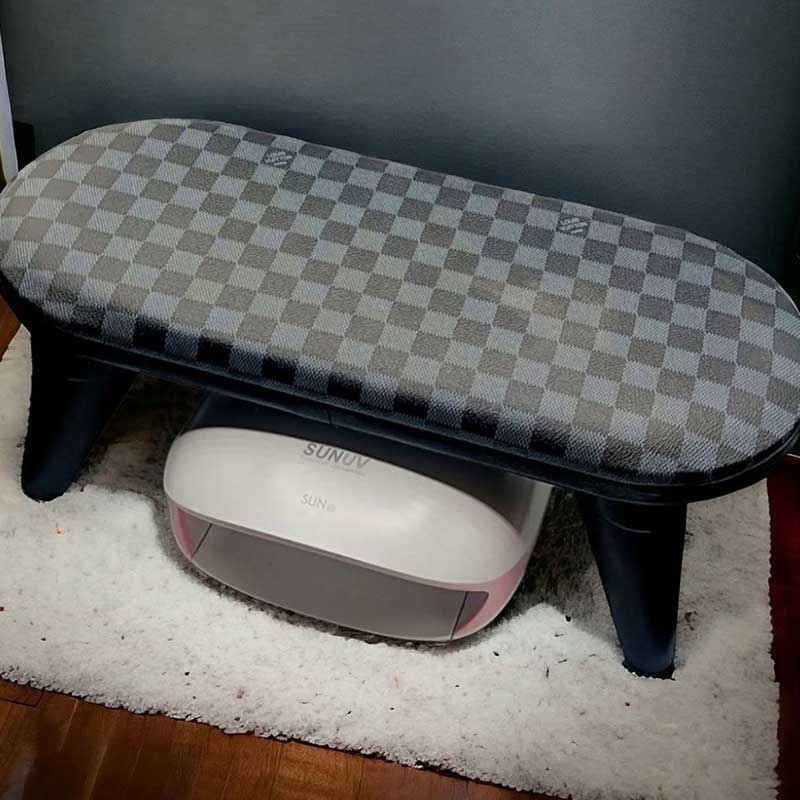 First-class-nail-polish-with-black-twisted-design زير دستي درجه يك ناخن طرح پیچازی مشکی